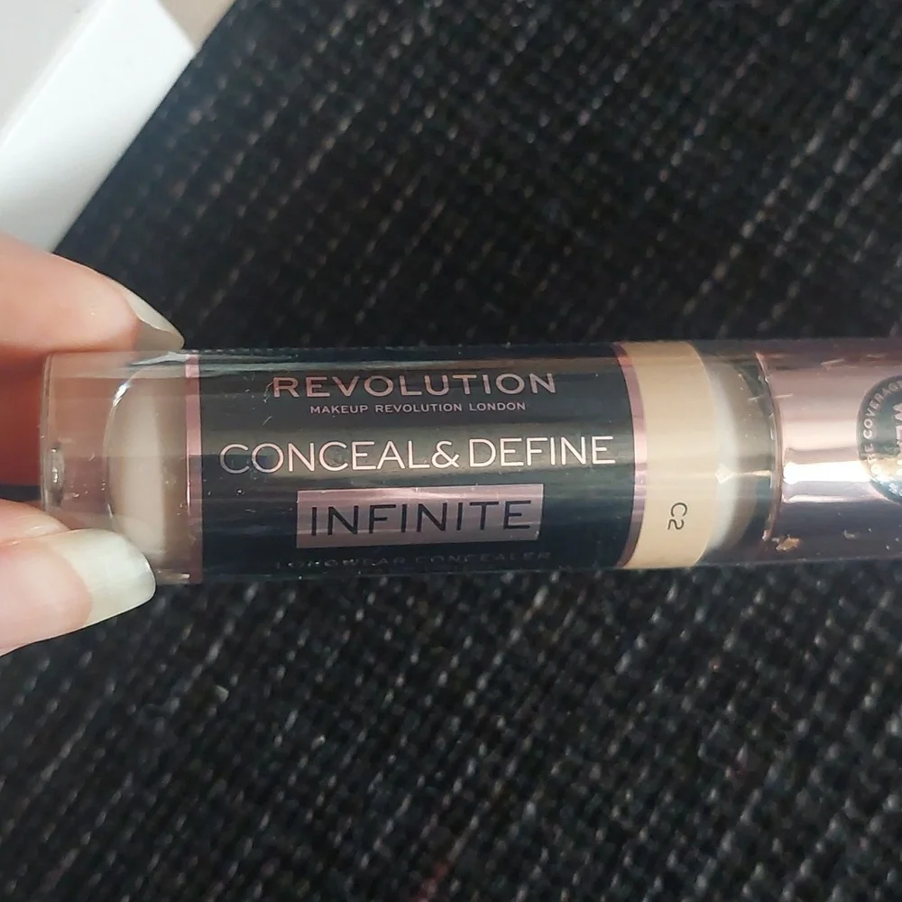 New makeup revolution infinite XL‎ Concealer C2